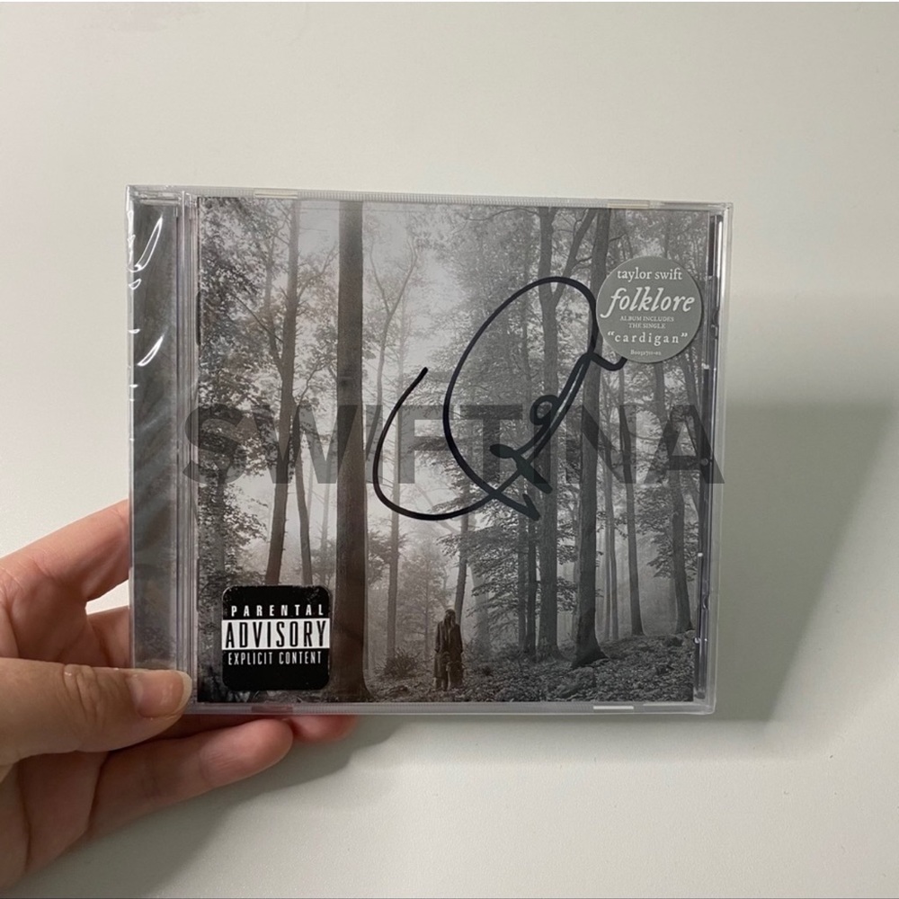 NWT TAYLOR SWIFT FOLKLORE SIGNED ALBUM